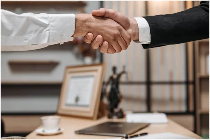 Financial Aspects of Hiring a Lawyer: 6 Facts to Know